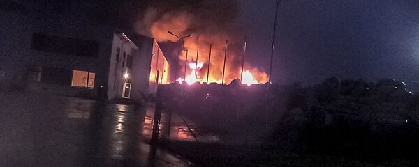 Пожар на территории для сортировки отходов Vibsteri, находящегося в Ремтской волости Броценского края Пожар на территории для сортировки отходов Vibsteri, находящегося в Ремтской волости Броценского края - Sputnik Latvija