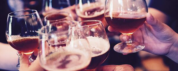 Alkoholisks dzēriens glāzēs Alkoholisks dzēriens glāzēs - Sputnik Latvija