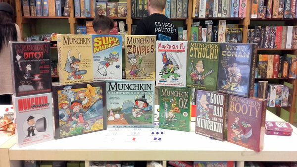 Ассортимент настольных игр в специализированном магазине в Риге - Sputnik Латвия
