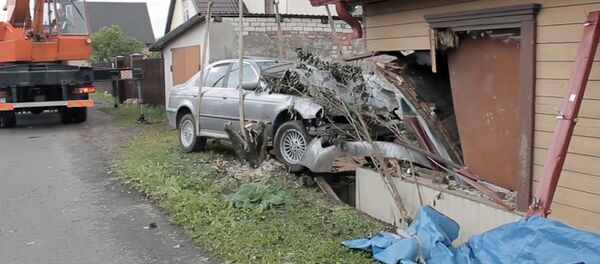 Эвакуация автомобиля на Гриве, который снес половину дома - Sputnik Латвия