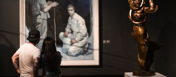 Посетители на выставке Оттепель во время международной акции Ночь музеев в Третьяковской галерее - Sputnik Латвия