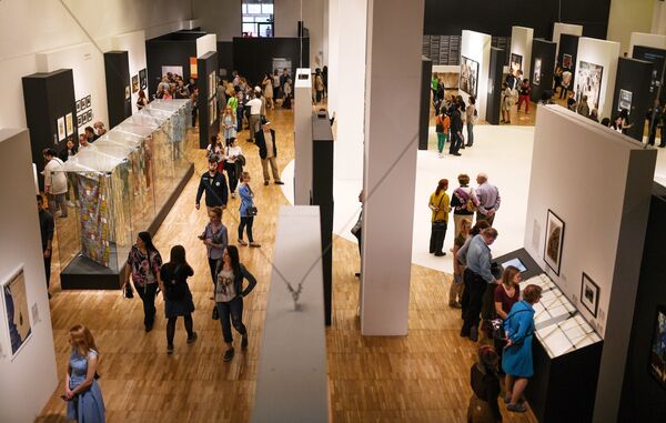 Посетители на выставке Оттепель во время международной акции Ночь музеев в Третьяковской галерее - Sputnik Латвия