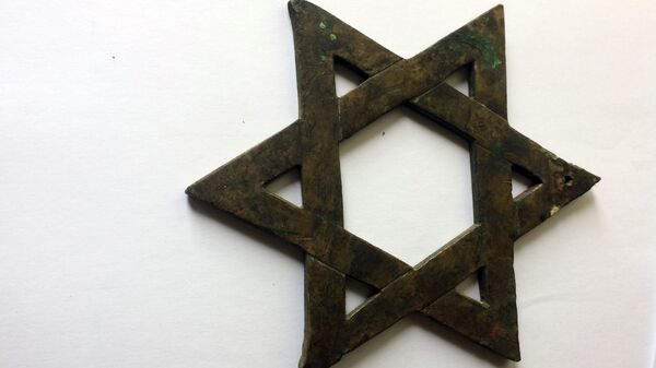 Самодельная звезда Давида, хранившаяся под полом квартиры на улице Даугавпилс в Риге Самодельная звезда Давида, хранившаяся под полом квартиры на улице Даугавпилс в Риге - Sputnik Латвия