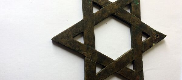 Самодельная звезда Давида, хранившаяся под полом квартиры на улице Даугавпилс в Риге Самодельная звезда Давида, хранившаяся под полом квартиры на улице Даугавпилс в Риге - Sputnik Latvija