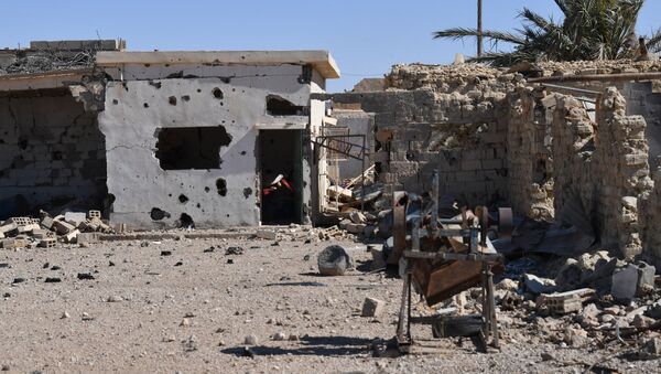 Разрушенный дом в сирийском городе Арак - Sputnik Latvija