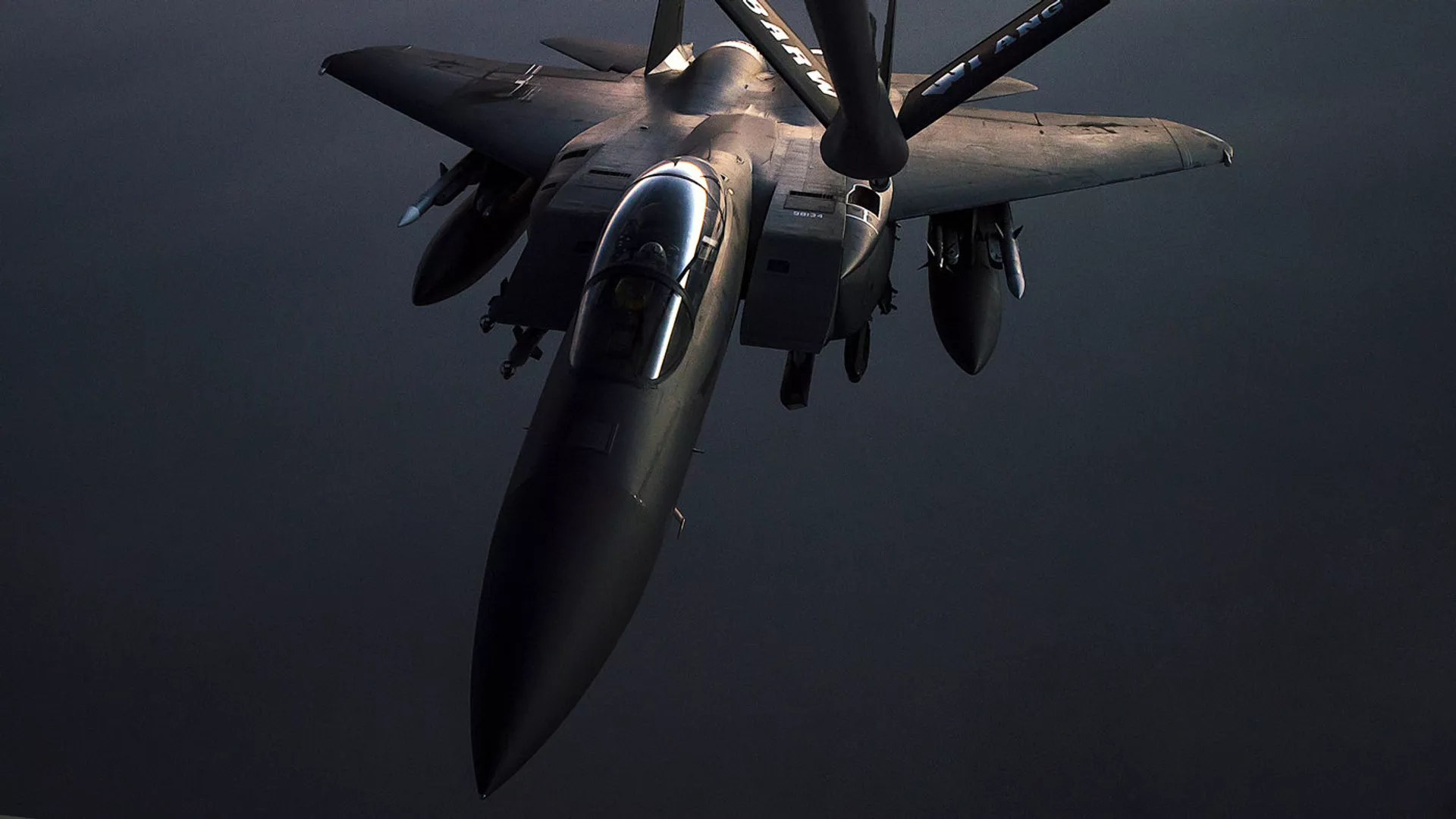 Самолет F-15E Strike Eagle во время воздушной дозаправки в Сирии