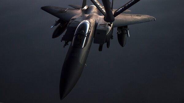 Самолет F-15E Strike Eagle во время воздушной дозаправки в Сирии - Sputnik Latvija