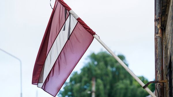 Флаг Латвии с траурной ленточкой - Sputnik Латвия