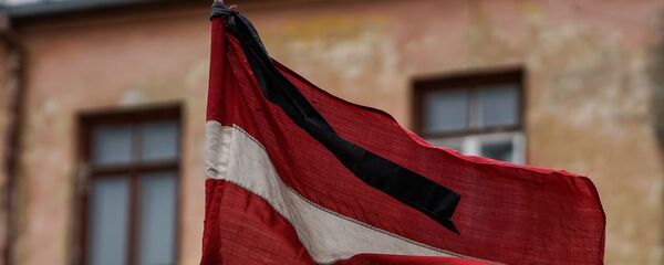 Флаг Латвии с траурной ленточкой Флаг Латвии с траурной ленточкой - Sputnik Latvija