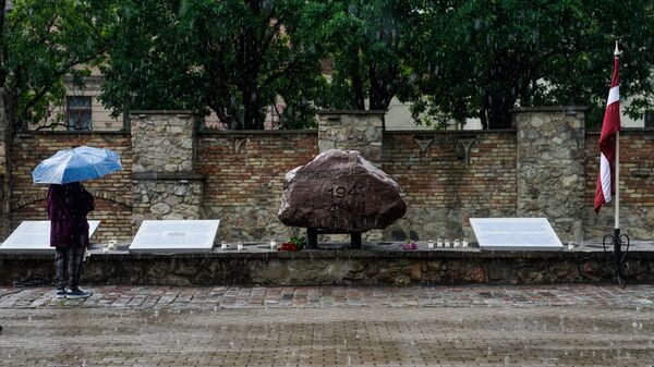Памятный камень у мемориала Большой хоральной синагоги - Sputnik Латвия