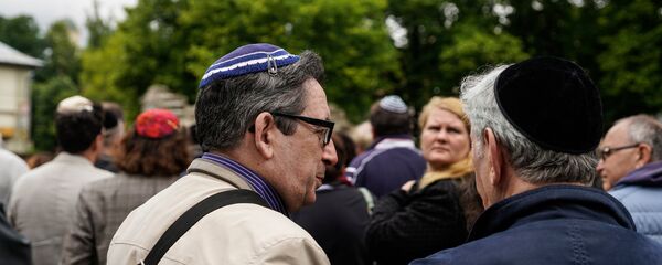 Мужчины в кипах на траурном митинге у Мемориала Большой хоральной синагоги - Sputnik Латвия