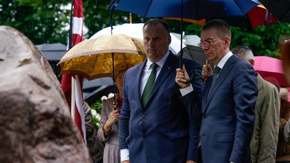 Latvijas aizsardzības ministrs Raimonds Bergmanis un ārlietu ministrs Edgars Rinkēvičs - Sputnik Latvija