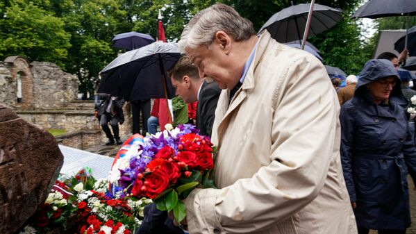 Цветы к Мемориалу возлагает посол России в Латвии Евгений Лукьянов - Sputnik Латвия