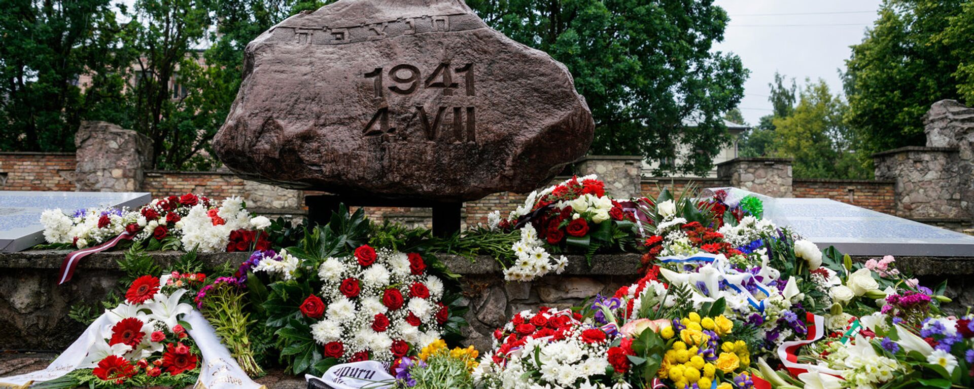 Памятный камень у мемориала Большой хоральной синагоги - Sputnik Латвия, 1920, 04.07.2025