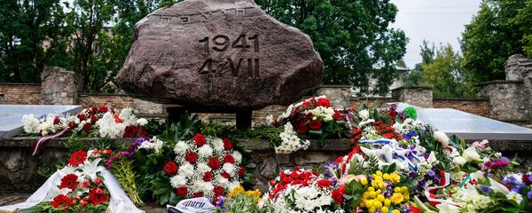 Памятный камень у мемориала Большой хоральной синагоги Памятный камень у мемориала Большой хоральной синагоги - Sputnik Latvija