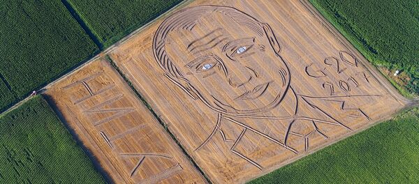 Itālijā kukurūzas laukā parādījies milzīgs Putina portrets Itālijā kukurūzas laukā parādījies milzīgs Putina portrets - Sputnik Latvija