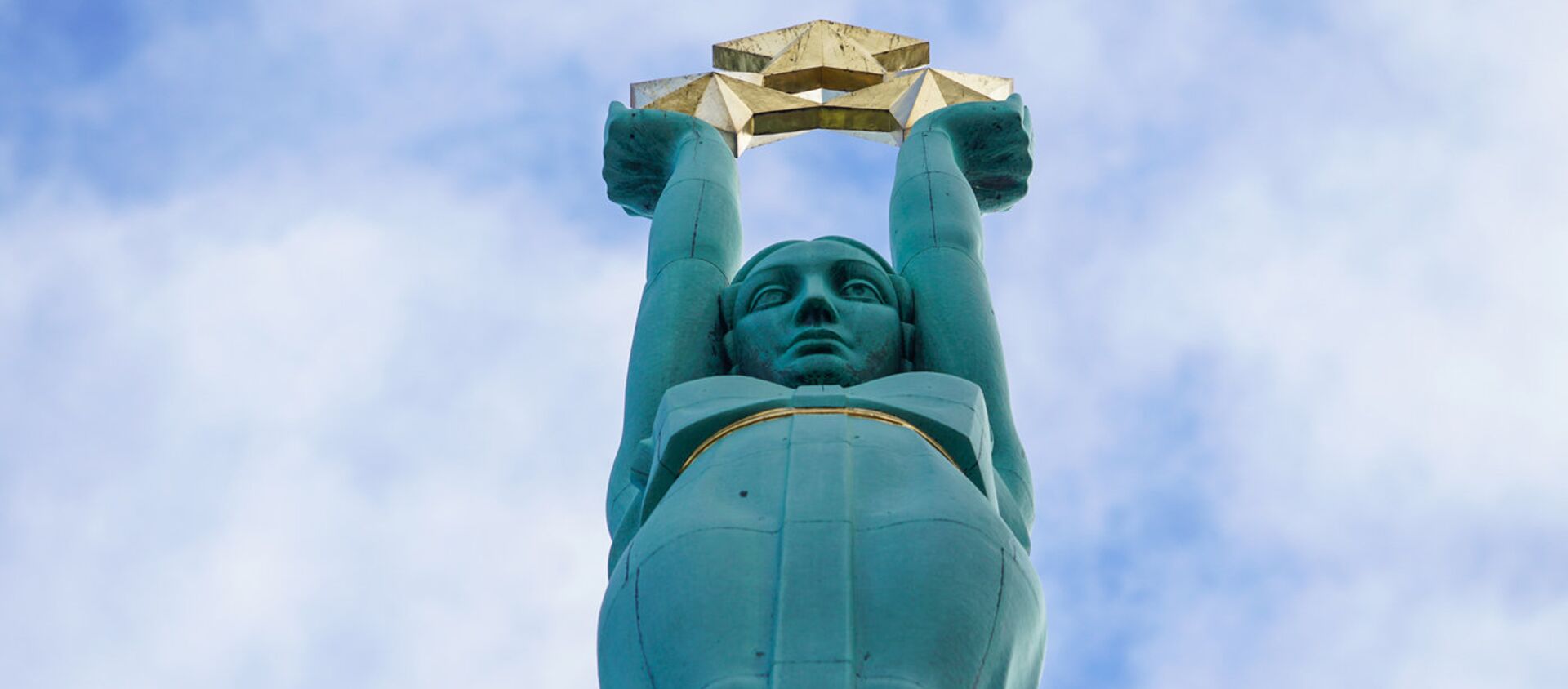 Скульптура Милды с тремя звездами на Памятнике Свободы - Sputnik Latvija, 1920, 02.11.2020