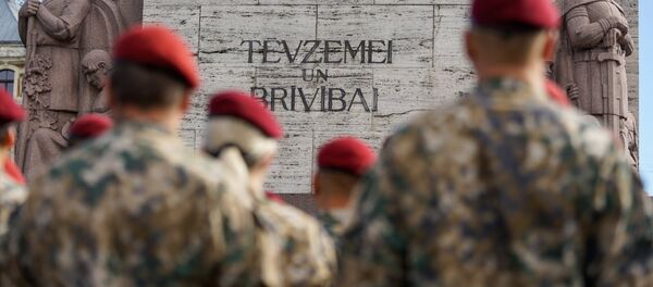 Военнослужащие Военной полиции у Памятника Свободы - Sputnik Латвия