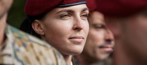 Женщина-офицер Военной полиции Женщина-офицер Военной полиции - Sputnik Latvija