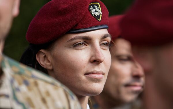 Женщина-офицер Военной полиции - Sputnik Латвия