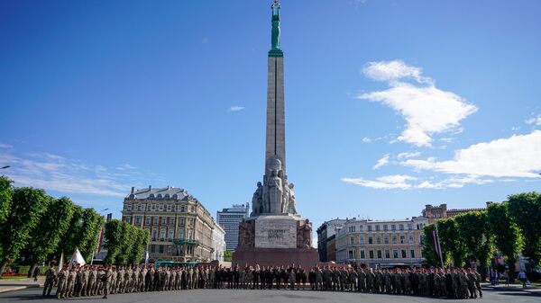Торжественное построение у Памятника Свободы в честь 20-летия Военной полиции Латвии - Sputnik Латвия
