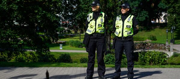Сотрудники Полиции самоуправления патрулируют парк в Риге Сотрудники Полиции самоуправления патрулируют парк в Риге - Sputnik Latvija