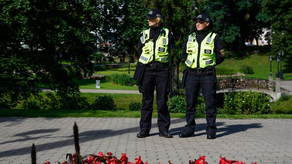 Сотрудники Полиции самоуправления патрулируют парк в Риге - Sputnik Латвия