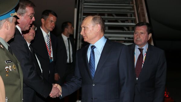 Президент РФ Владимир Путин во время встречи в аэропорту Гамбурга, куда он прибыл для участия в саммите лидеров государств Группы двадцати G20 - Sputnik Латвия