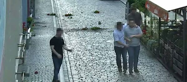 Britu tūristi Vecrīgā izdemolējuši restorāna vasaras terasi, 2017. gada 6. jūlijs - Sputnik Latvija