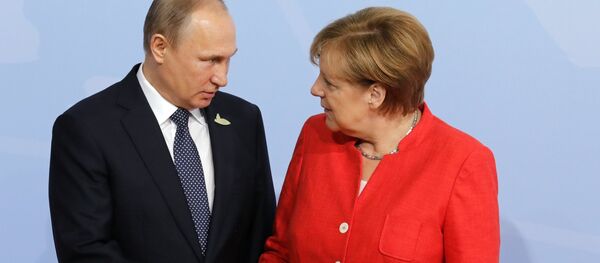 Президент РФ Владимир Путин на церемонии официальной встречи канцлером Германии Ангелой Меркель Президент РФ Владимир Путин на церемонии официальной встречи канцлером Германии Ангелой Меркель - Sputnik Latvija