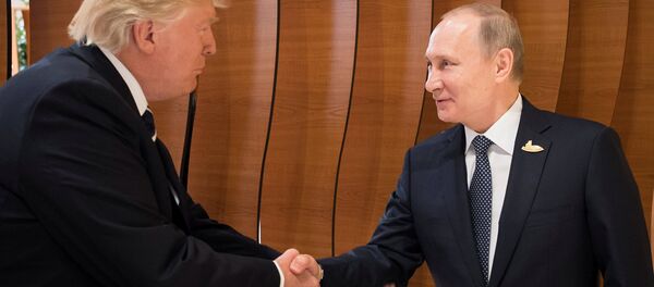 Президент РФ Владимир Путин и президент США Дональд Трамп - Sputnik Latvija