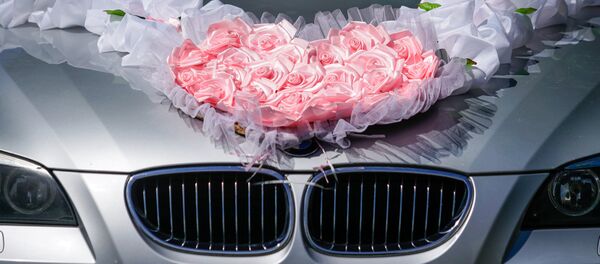 Машина, украшенная к свадьбе - Sputnik Латвия