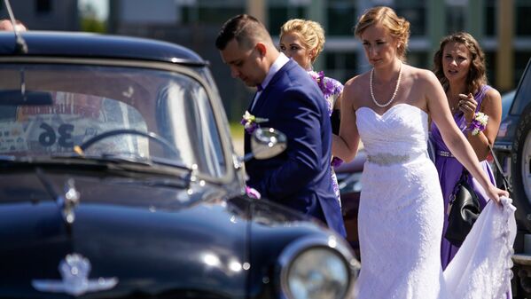 Жених и невеста садятся в машину Волга ГАЗ 21 - Sputnik Латвия