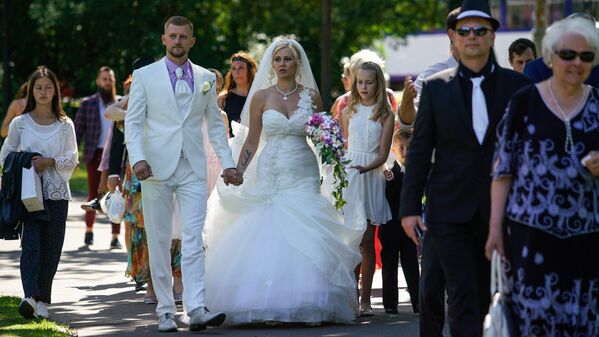 Жених с невестой гуляют по Бастионной горке - Sputnik Латвия