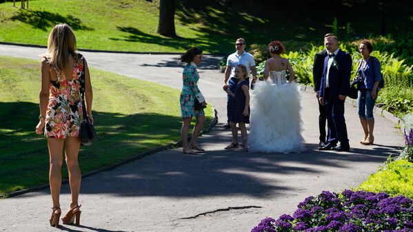 Жених с невестой гуляют по Бастионной горке - Sputnik Латвия