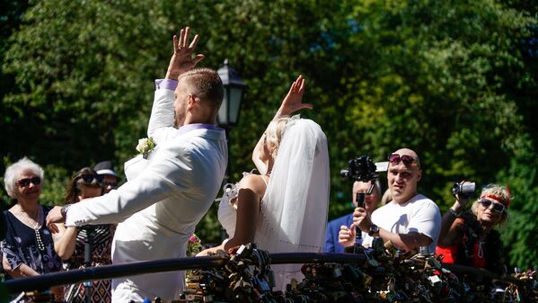 Жених с невестой по традиции выкидывают ключ от замка в Рижский канал - Sputnik Латвия