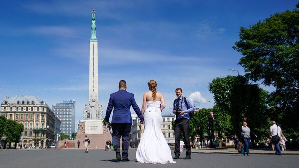 Жених с невестой идут к Памятнику Свободы - Sputnik Латвия