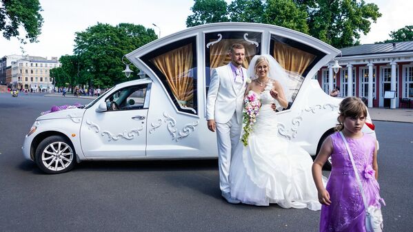 Жених с невестой Сказочной кареты - Sputnik Латвия