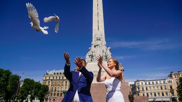 Молодожены по традиции выпускают белых голубей на счастье - Sputnik Латвия