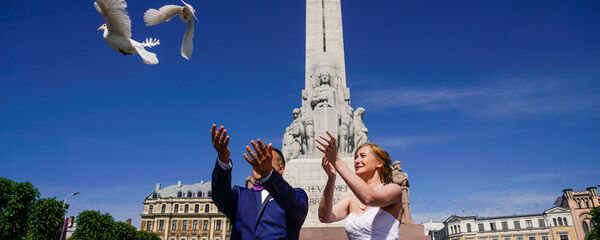 Молодожены по традиции выпускают белых голубей на счастье - Sputnik Латвия