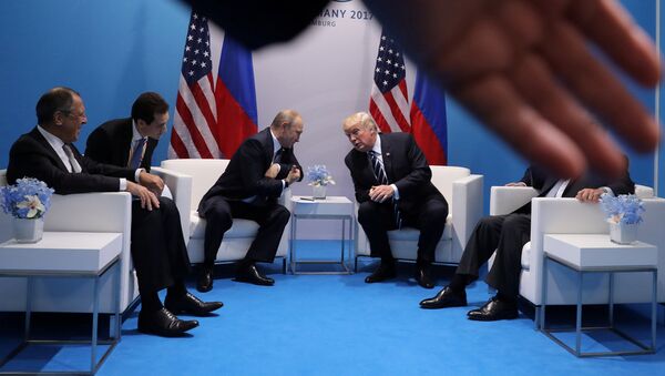Krievijas prezidents Vladimirs Putins un ASV vadītājs Donalds Tramps G20 samitā Hamburgā. Foto no arhīva - Sputnik Latvija