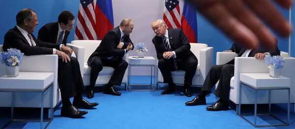 Krievijas prezidents Vladimirs Putins un ASV vadītājs Donalds Tramps G20 samitā Hamburgā. Foto no arhīva Krievijas prezidents Vladimirs Putins un ASV vadītājs Donalds Tramps G20 samitā Hamburgā. Foto no arhīva - Sputnik Latvija
