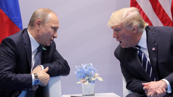 Президент РФ Владимир Путин и президент США Дональд Трамп на саммите G20 в Гамбурге - Sputnik Латвия