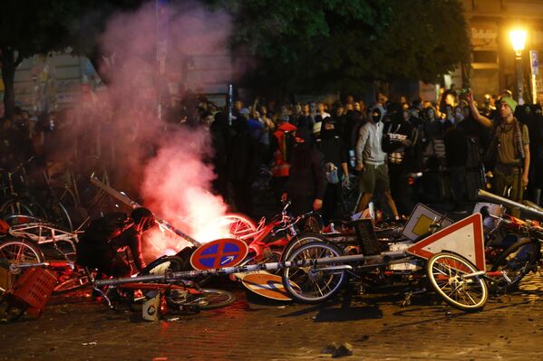 Баррикады горят, во время стокновения протестующих с ОМОНом во время протестов на саммите G20 в Гамбурге - Sputnik Латвия