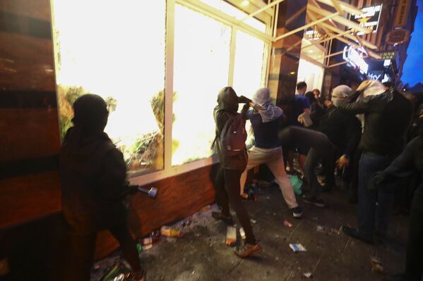 Протестующие разбивают витрину магазина во время протестов на саммите G20 в Гамбурге - Sputnik Латвия