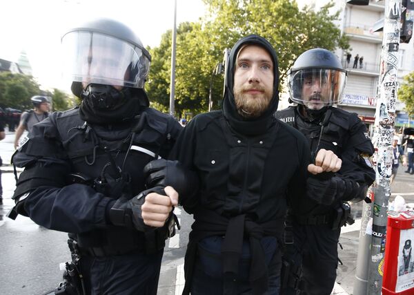 Немецкая полиция задержала протестующих во время демонстрации на саммите G20 в Гамбурге - Sputnik Латвия
