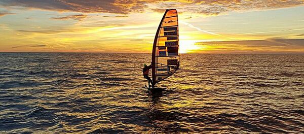 Переход Ингрид Пууста по Балтийскому морю на доске для виндсерфинга. - Sputnik Латвия