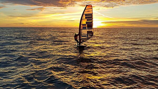 Переход Ингрид Пууста по Балтийскому морю на доске для виндсерфинга. - Sputnik Латвия