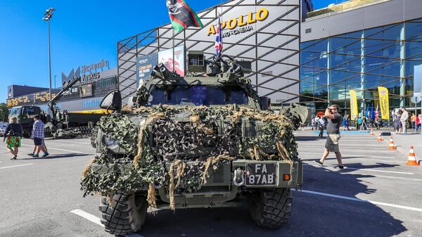 Танк Challenger 2 перед таллинским кинотеатром Apollo   - Sputnik Латвия