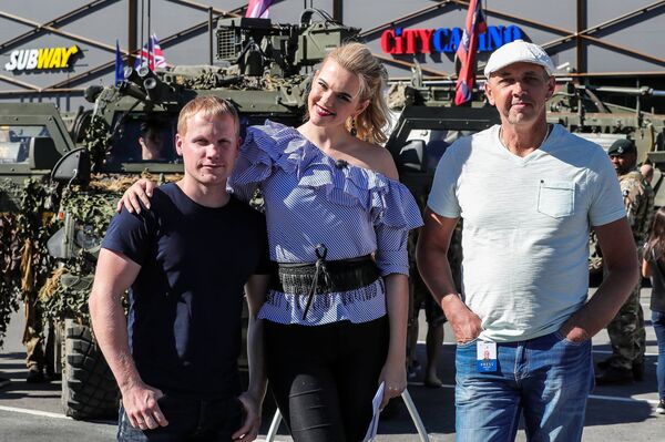 Люди фотографируются на фоне танка Challenger 2  в Таллине - Sputnik Латвия